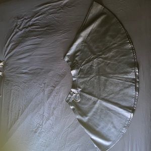 Size 2 hot topic faux leather skater skirt with pockets